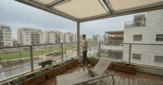 שמשונית למרפסת - חורף, גשם ומה שביניהם: למה המרפסת לא צריכה להיסגר