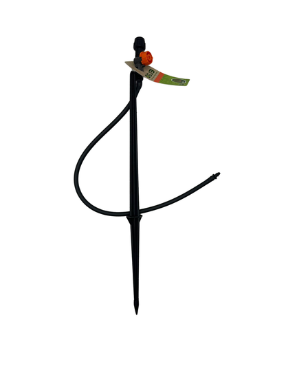 מתז גן איכותי וקומפקטי עם חיבור לצינור השקיה המחובר ליתד על מוט פלסטיק, כיסוי התזה של 360º