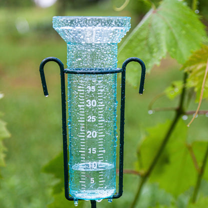 מד גשם מעוצב עם עמוד לגינה או למרפסת – מדידת משקעים מדויקת ונוחה