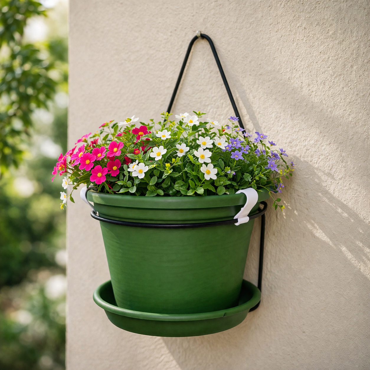 קיט עציץ גפן לתלייה על קיר כולל מתקן ברזל ותחתית ניקוז, פתרון מעוצב לצמחייה לבית ולחוץ (קוטר 20 ס״מ, גובה 14 ס״מ)