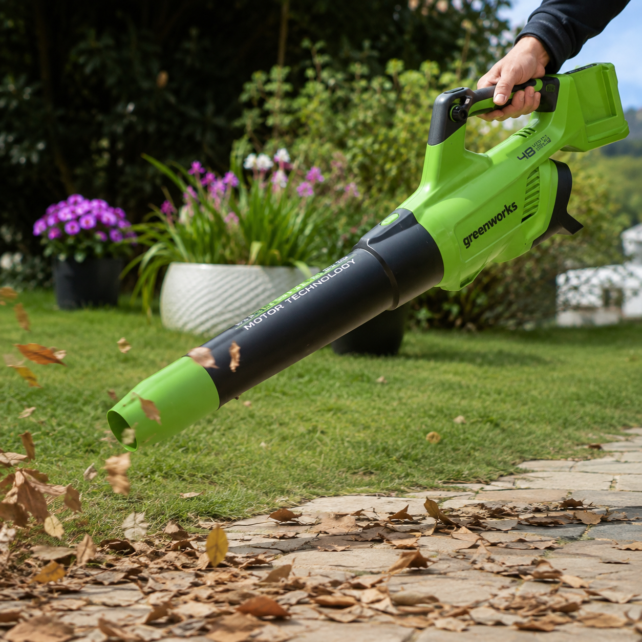 מפוח עלים Greenworks 48V עם מנוע Brushless, בקרת שיוט ולחצן Boost - קיט מלא עם 2