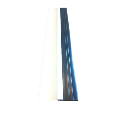 סף דלת גומי בצבע לבן למניעת חדירת לכלוך ושאריות אבק