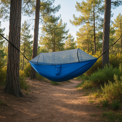 ערסל גדול וחזק במיוחד, כולל רשת מובנת להגנה מפני יתושים וחרקים, מסופק עם חבלי קשירה