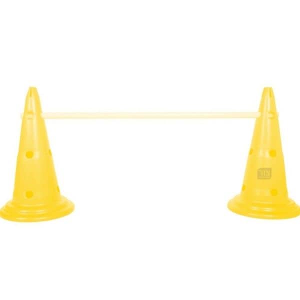 קונוסים צהובים ומוט קפיצה